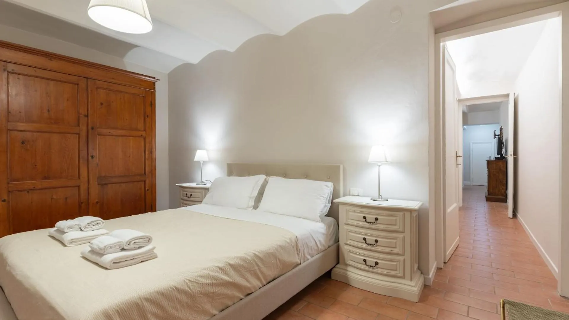 S.Ambrogio Courtyard In Florence-Hosted By Thinah Italy