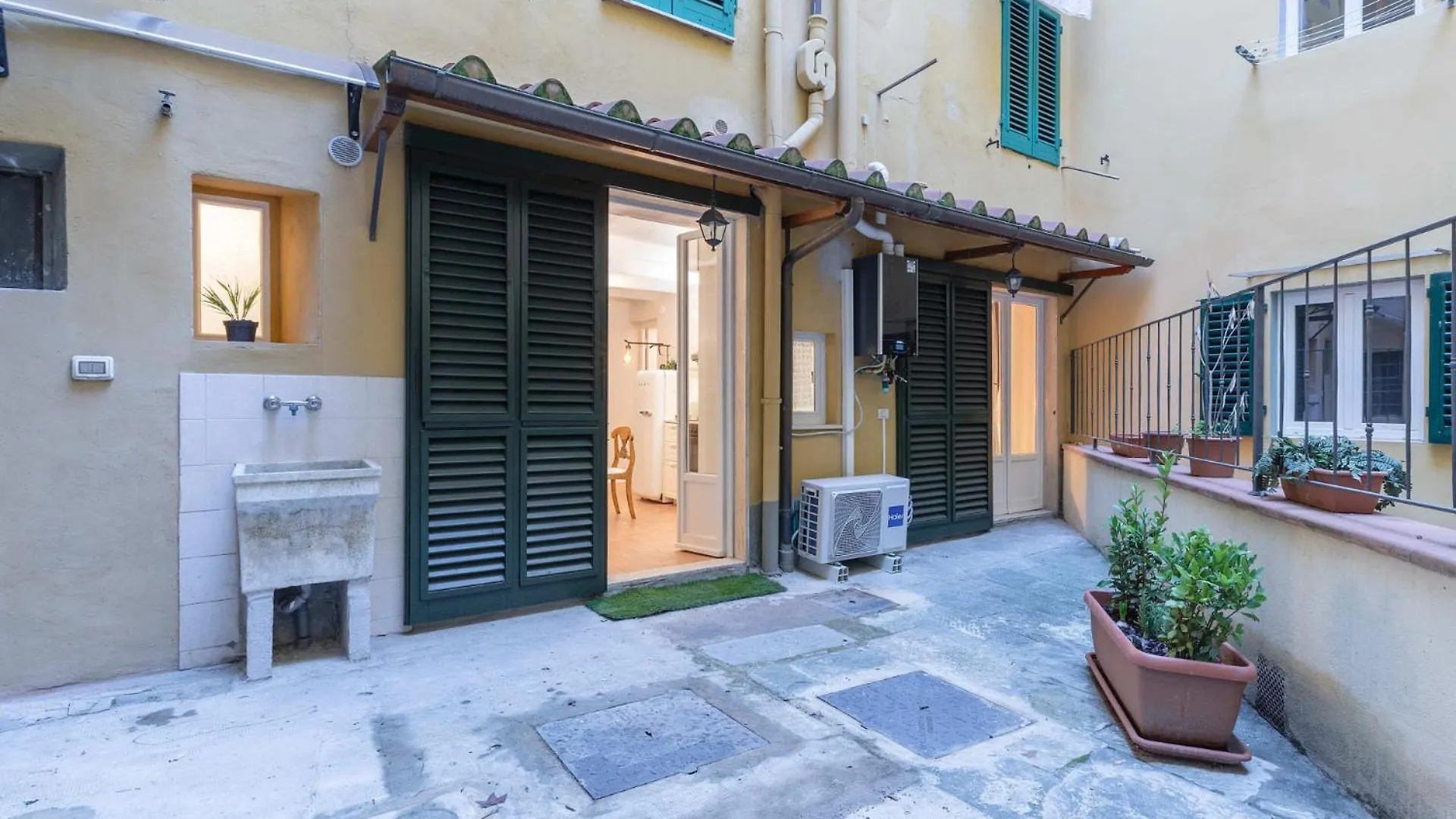 S.Ambrogio Courtyard In Florence-Hosted By Thinah
