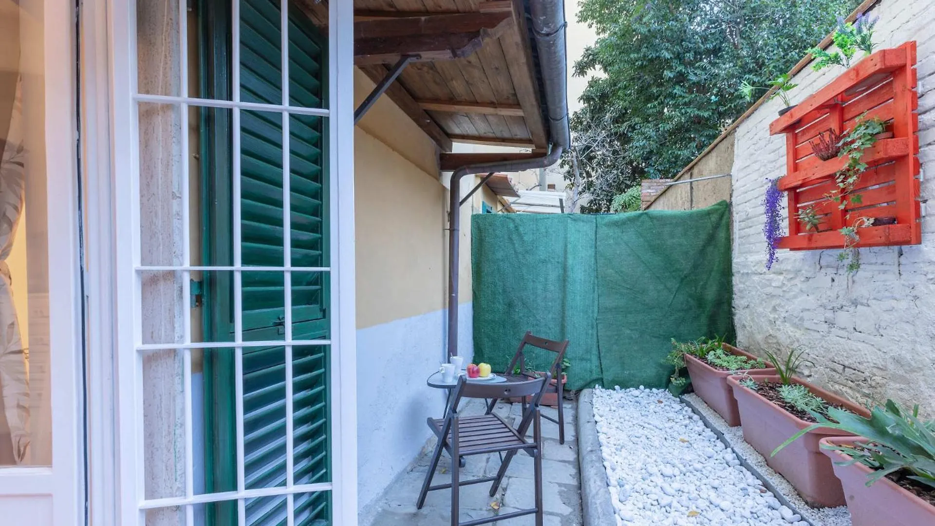S.Ambrogio Courtyard In Florence-Hosted By Thinah Italy