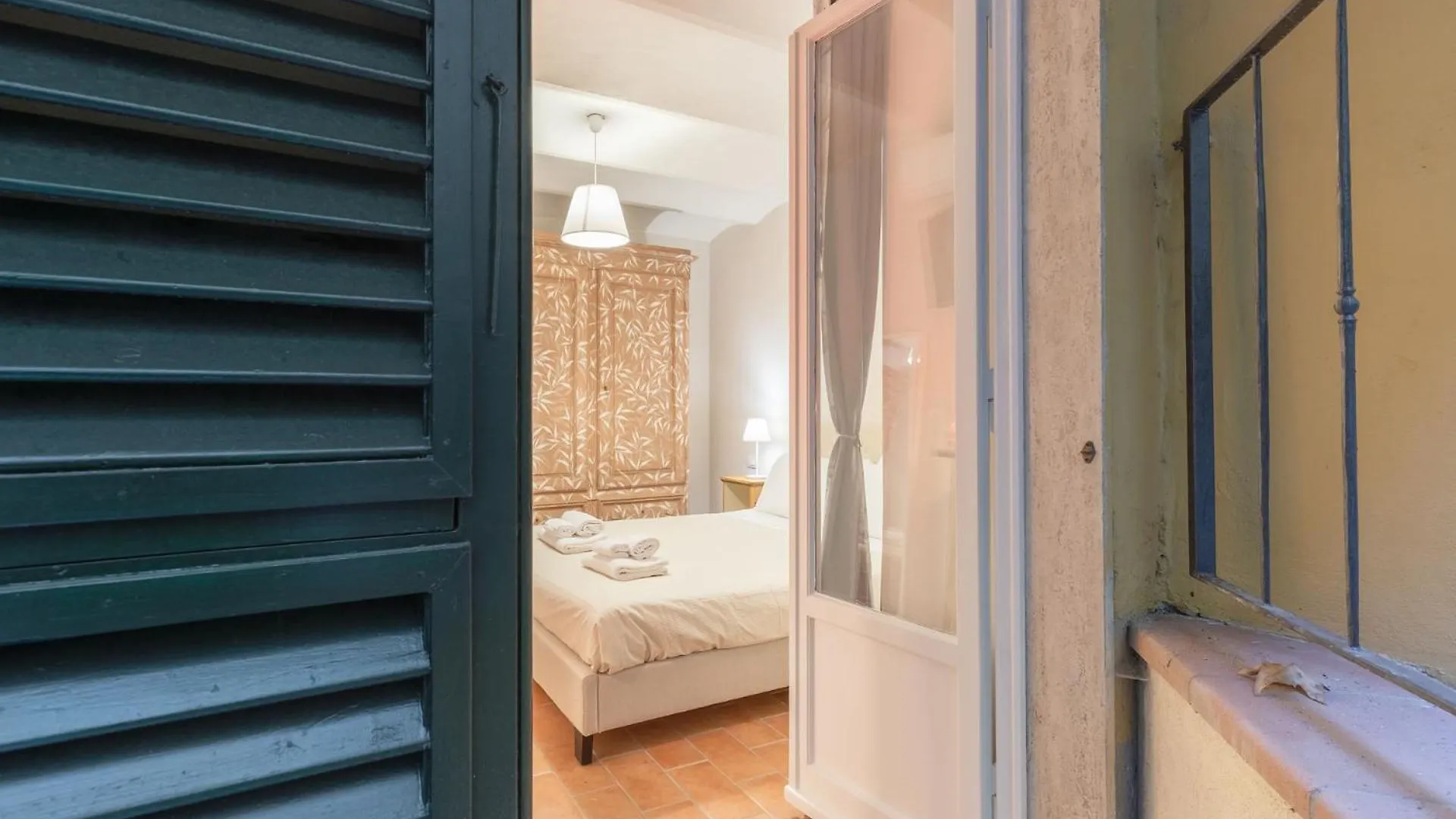 Apartment S.Ambrogio Courtyard In Florence-Hosted By Thinah Italy